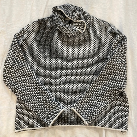 Houndstooth Turtleneck - Picture 1 of 2